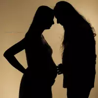 Photographe Grossesse en studio photo pour femme enceinte à Marseille