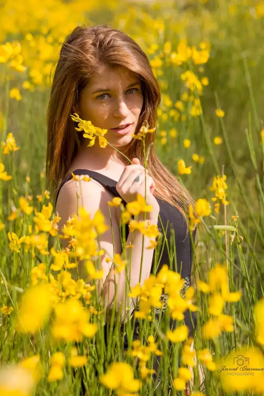 Photographe Shooting Femme champs de fleurs à Aix en Provence Bouches du Rhône 13