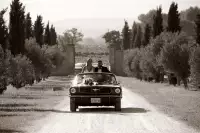 photographe mariage armenien le mas des aureliens arrivee voiture maries