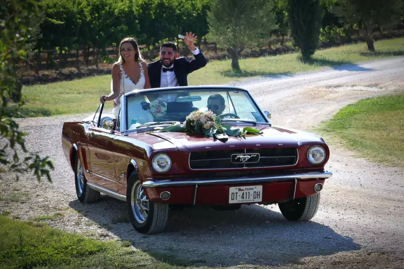 photographe mariage armenien le mas des aureliens arrivee voiture maries