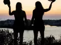 Photographe portrait duo soeurs à carro dans les Bouches du Rhône