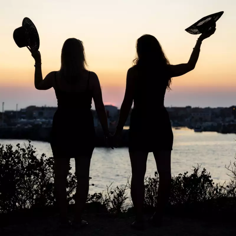 Photographe portrait duo soeurs à carro dans les Bouches du Rhône