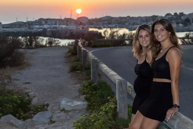 Photographe portrait duo soeurs à carro dans les Bouches du Rhône