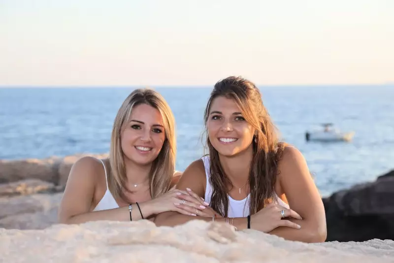 Photographe portrait duo soeurs à carro dans les Bouches du Rhône