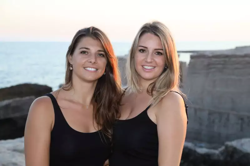 Photographe portrait duo soeurs à carro dans les Bouches du Rhône