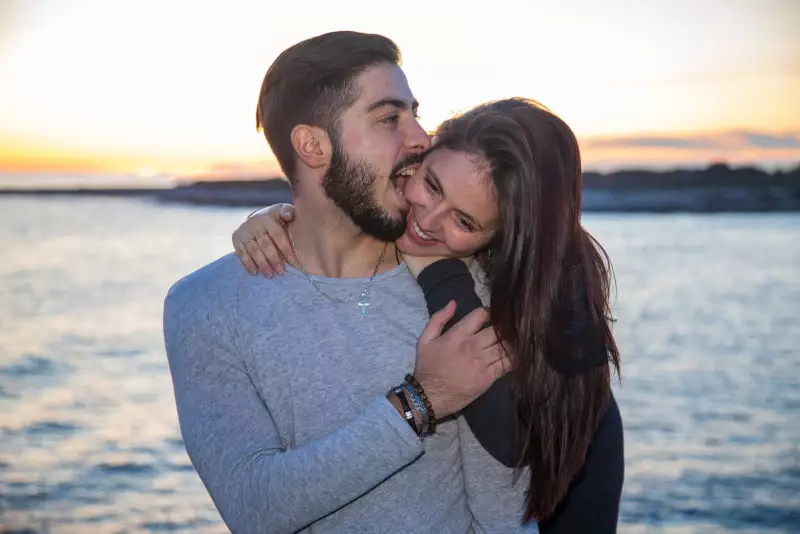 Photographe Séance photo couple en bord de mer à Martigues