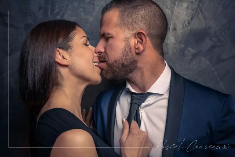 Shooting boudoir couple