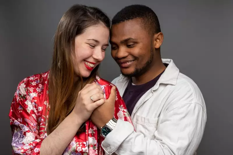 Photographe shooting portrait couple en studio photo entre Aix en Provence et Marseille