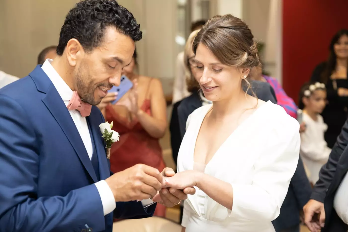 Photographe de mariage - séance photos dans la mairie de Marseille