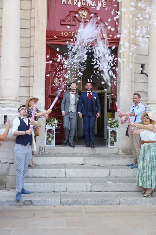 Reportage Photos de mariage : sortie des mariés de la mairie