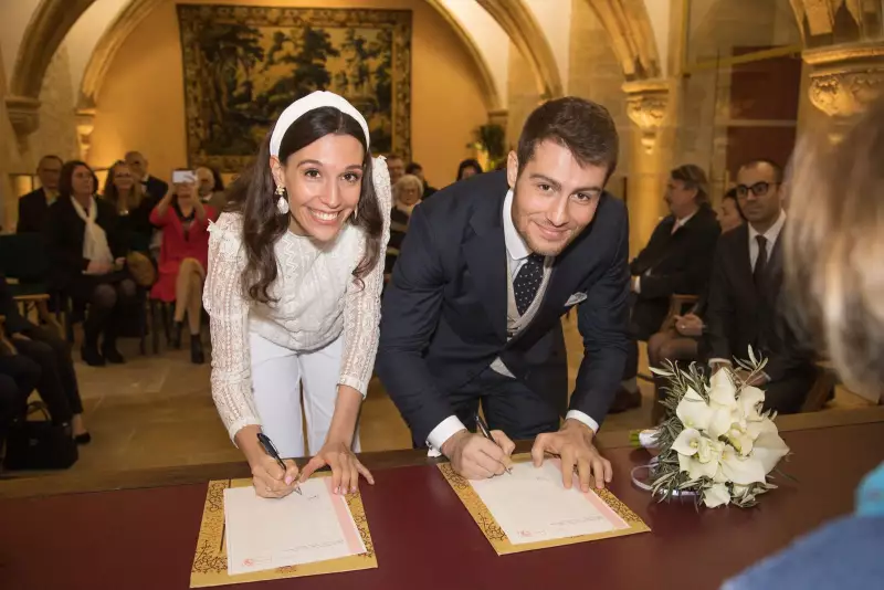 Reportage Photos de mariage : les mariés dans la mairie d'Aix-en-Provence