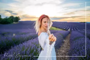 Photographe pour séance photos femme en extérieur dans les lavandes