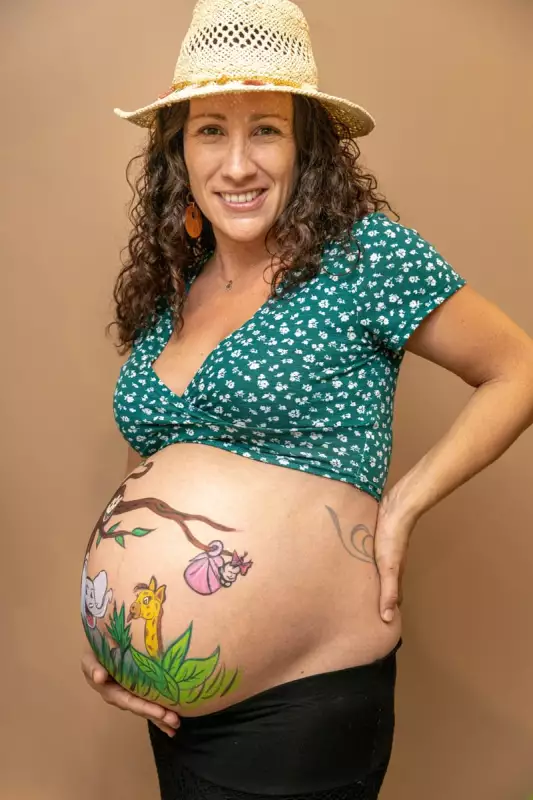 Photographe Grossesse en studio photo pour femme enceinte avec belly painting