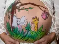 Photographe Grossesse en studio photo pour femme enceinte avec belly painting