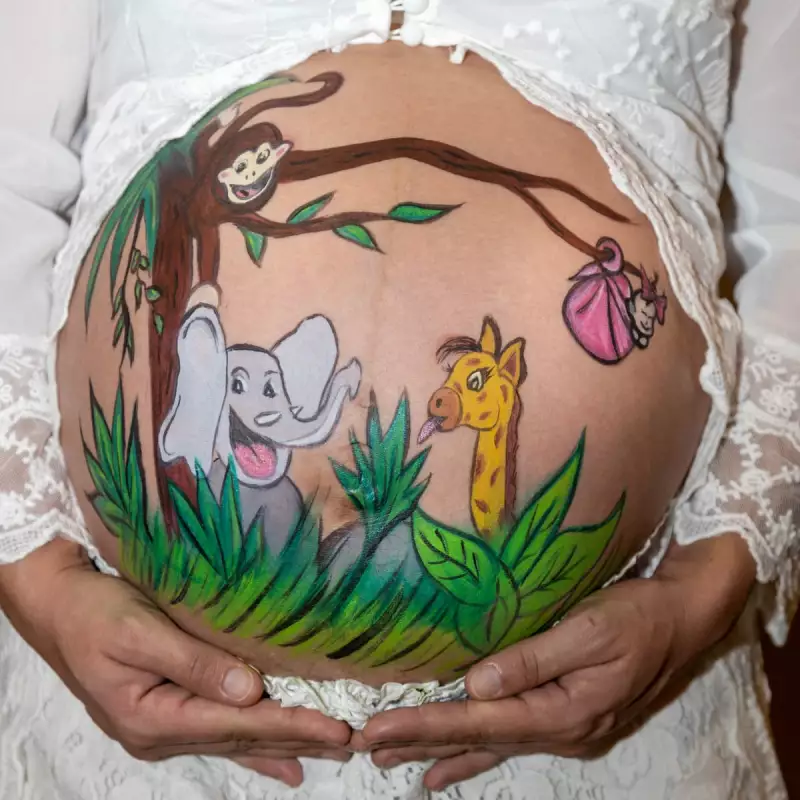 Photographe Grossesse en studio photo pour femme enceinte avec belly painting