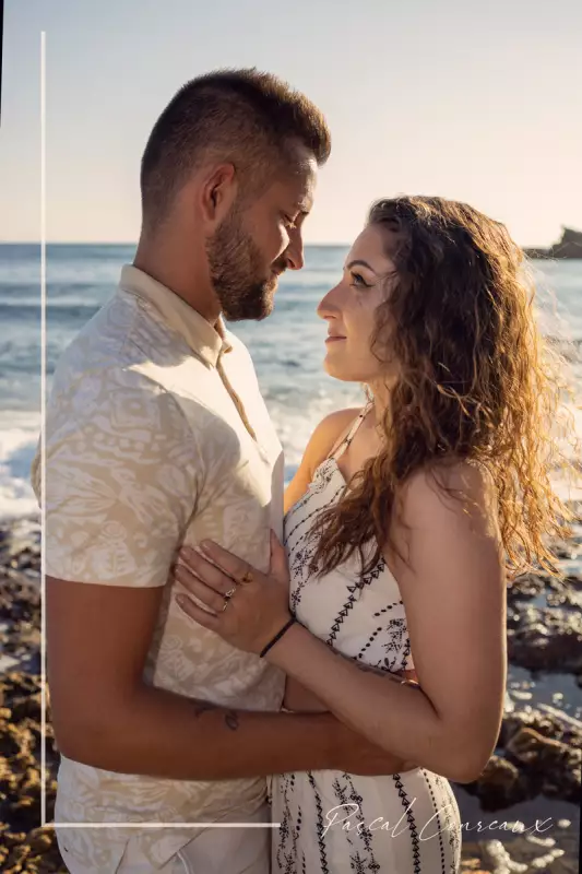 Photographe pour séance photos couple amoureux en extérieur en bord de mer