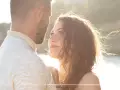 Photographe pour séance photos couple en extérieur en bord de mer à Martigues