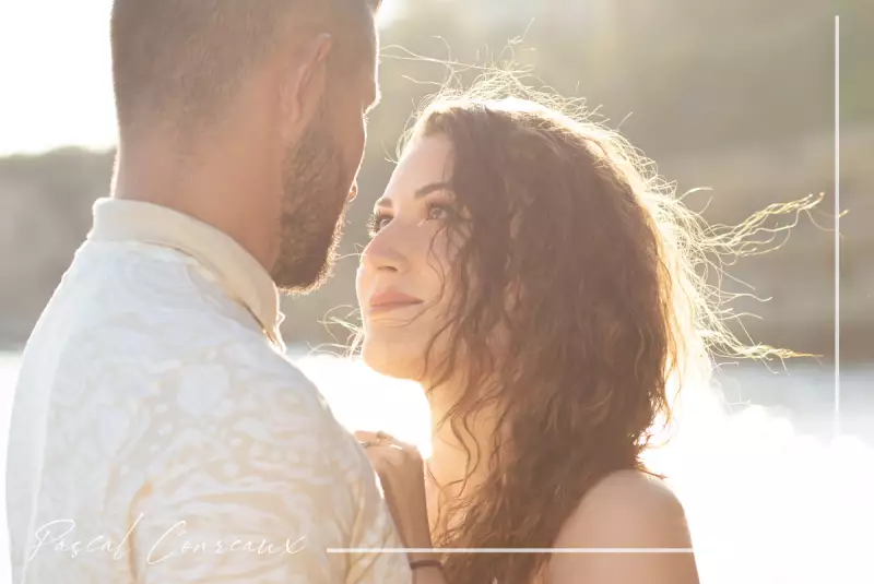 Photographe pour séance photos couple en extérieur en bord de mer à Martigues