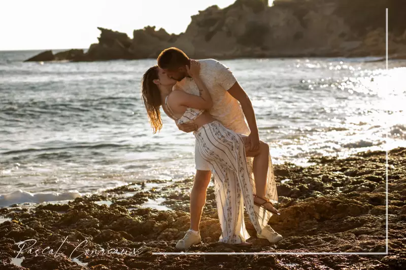 Photographe pour séance photos couple en extérieur en bord de mer à Ensues la redonne