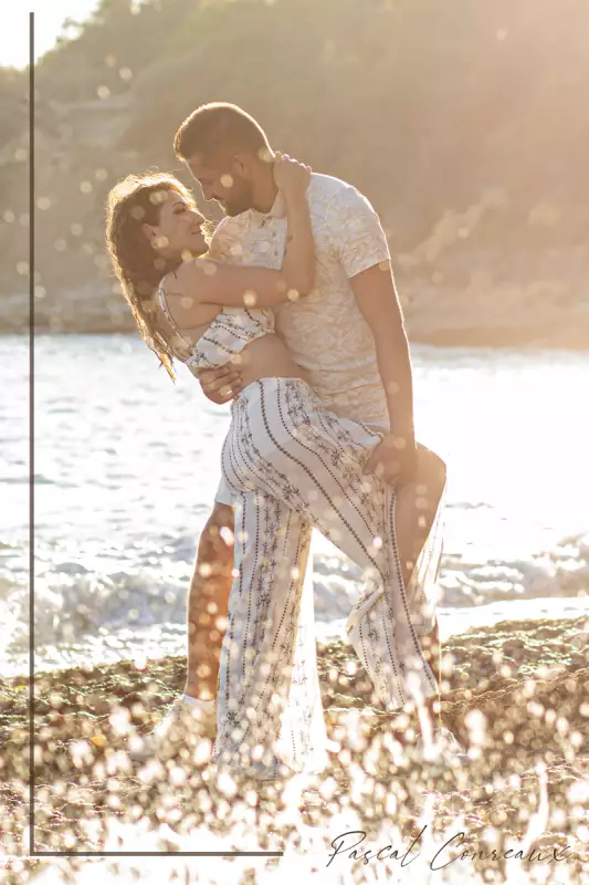 Photographe pour séance photos couple en extérieur en bord de mer