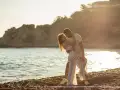 Photographe pour séance photos couple en extérieur en bord de mer