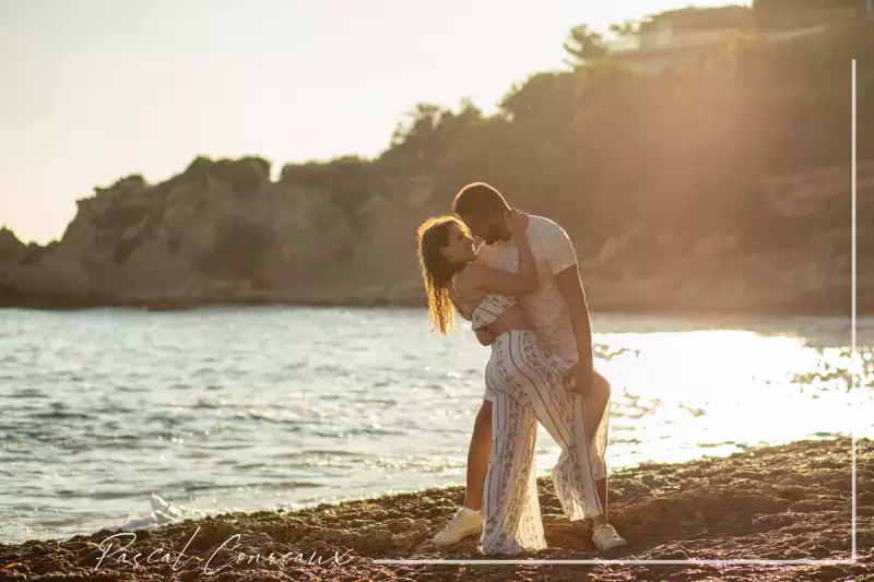 Photographe pour séance photos couple en extérieur en bord de mer