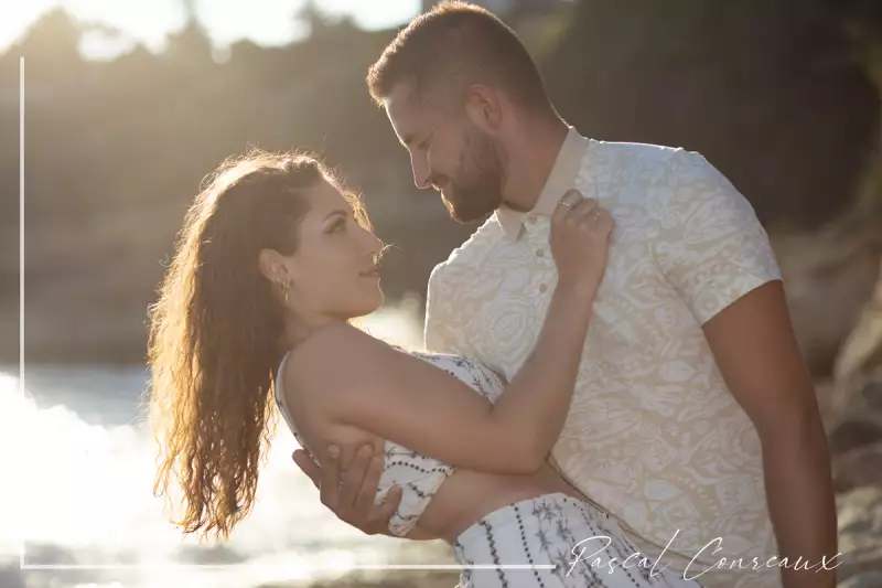 Photographe pour séance photos couple en extérieur en bord de mer