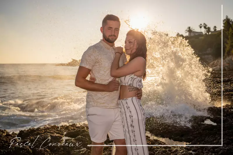 Photographe pour séance photos couple en extérieur en bord de mer