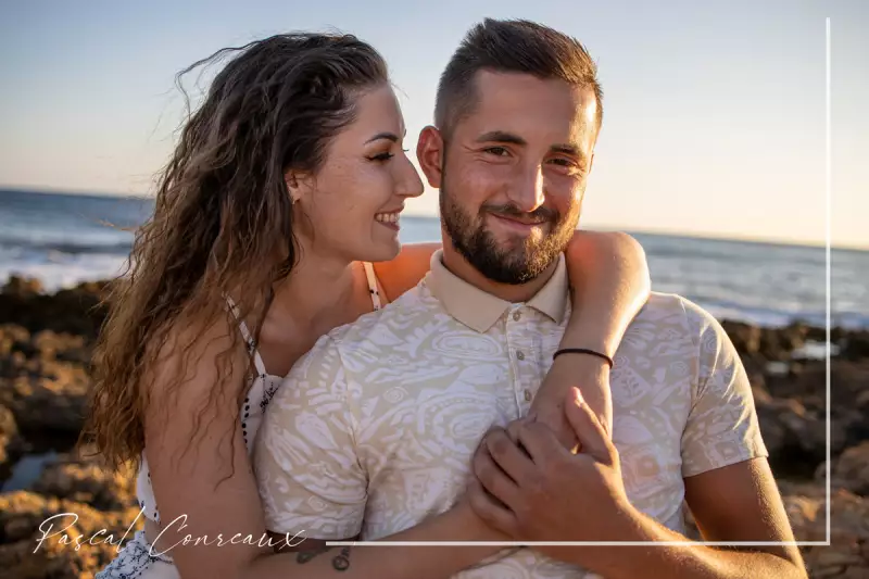 Photographe pour séance photos couple en extérieur en bord de mer