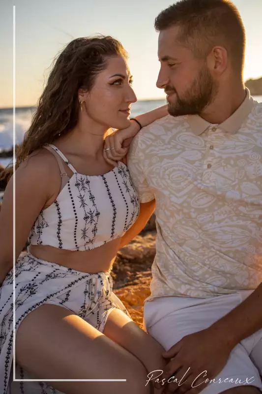 Photographe pour séance photos couple en extérieur en bord de mer