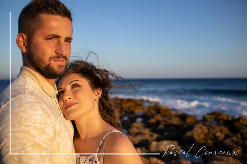 Photographe pour séance photos couple en extérieur en bord de mer