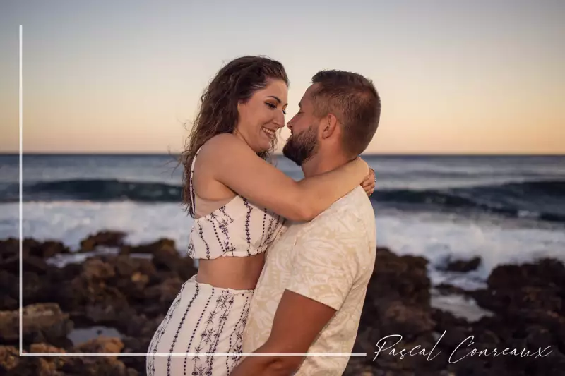 Photographe pour séance photos couple en extérieur en bord de mer