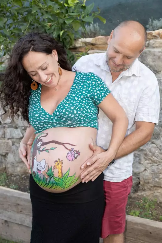 Photographe Grossesse à domicile photo pour femme enceinte avec belly painting