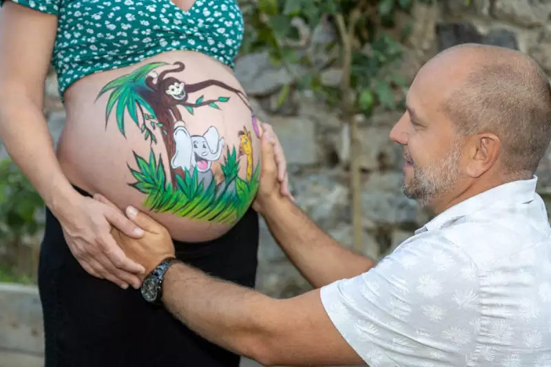 Photographe Grossesse à domicile photo pour femme enceinte avec belly painting