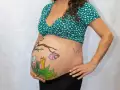 Photographe Grossesse à domicile photo pour femme enceinte avec belly painting