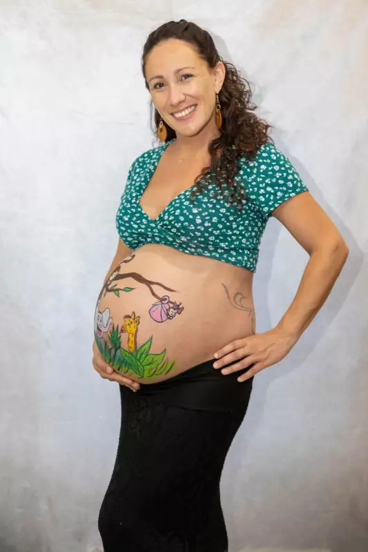 Photographe Grossesse à domicile photo pour femme enceinte avec belly painting